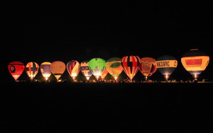 Ночное свечение воздушных шаров полеты на воздушном шаре монгольфьере или тепловом аэростате, обучение полетам на воздушном шаре
