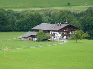 Вид на наш домик и Лэндинг Плац полеты на параплане в Австрии Кессен 2010